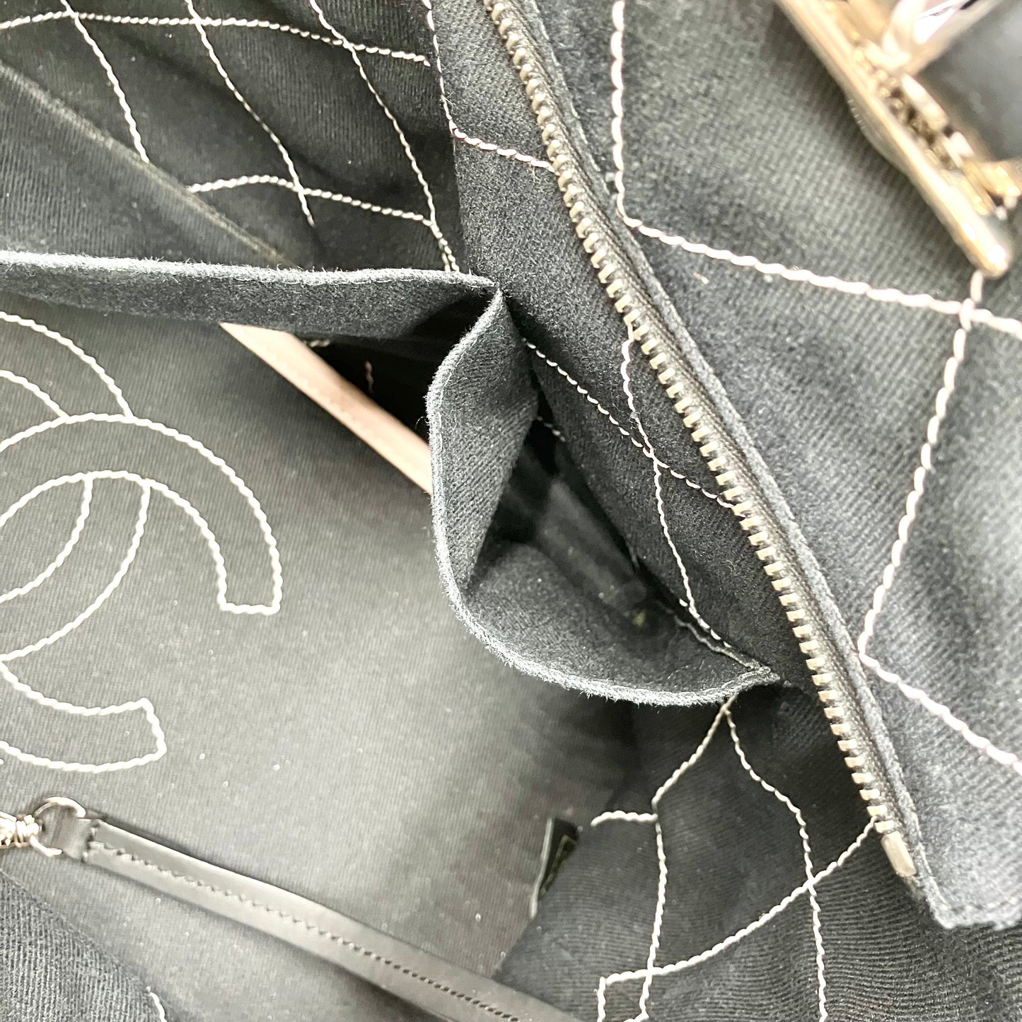 CHANEL Bicolore tote bag caviar skin