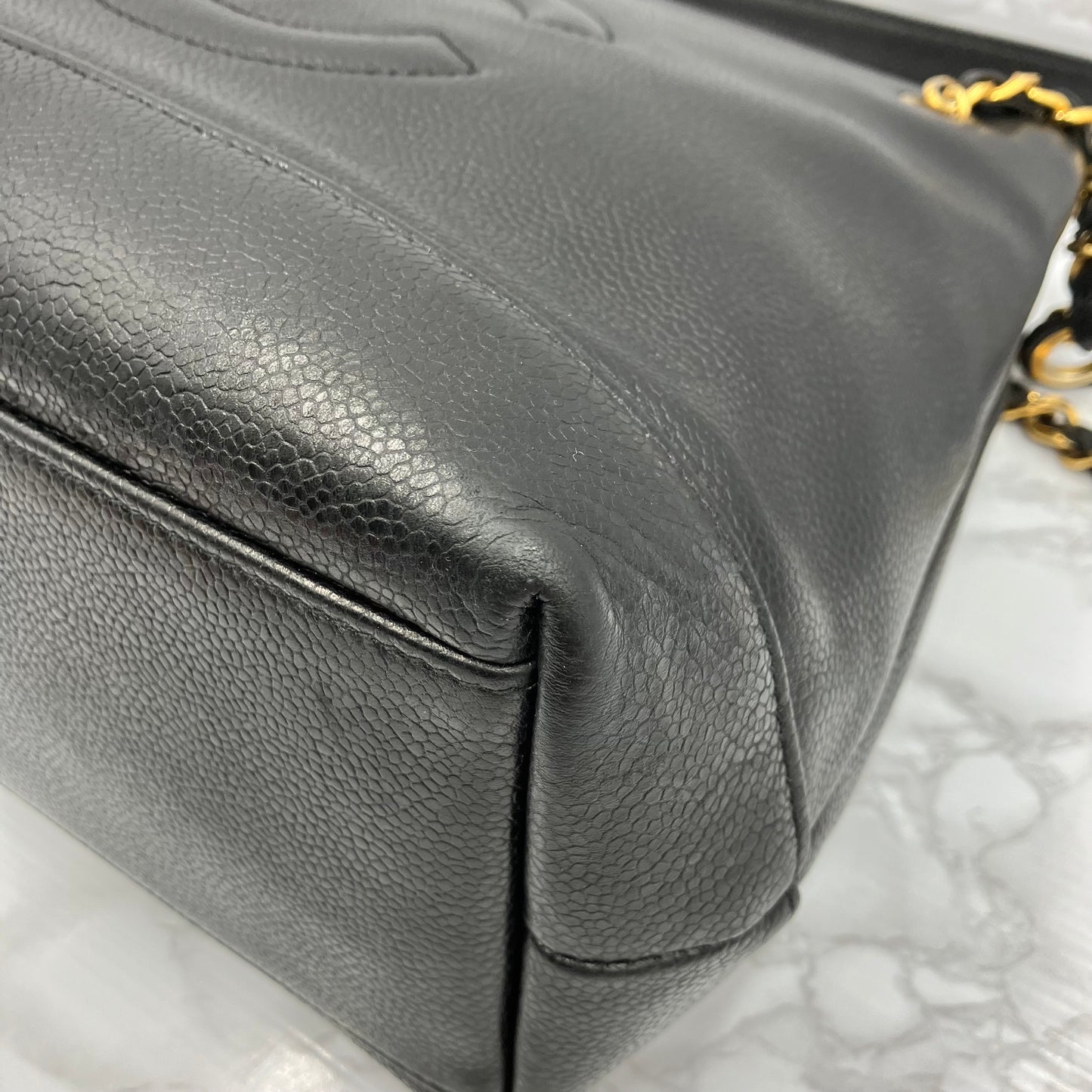 CHANEL chain tote caviar