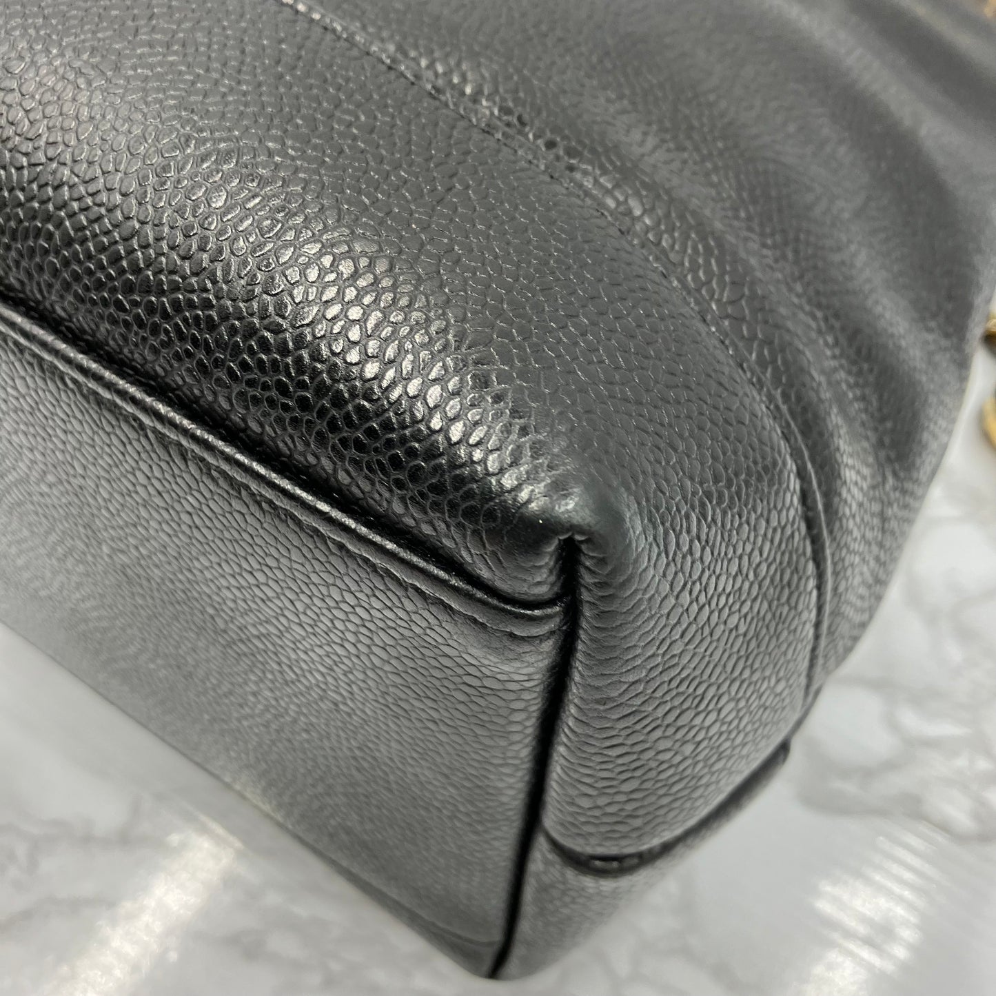 CHANEL chain tote caviar