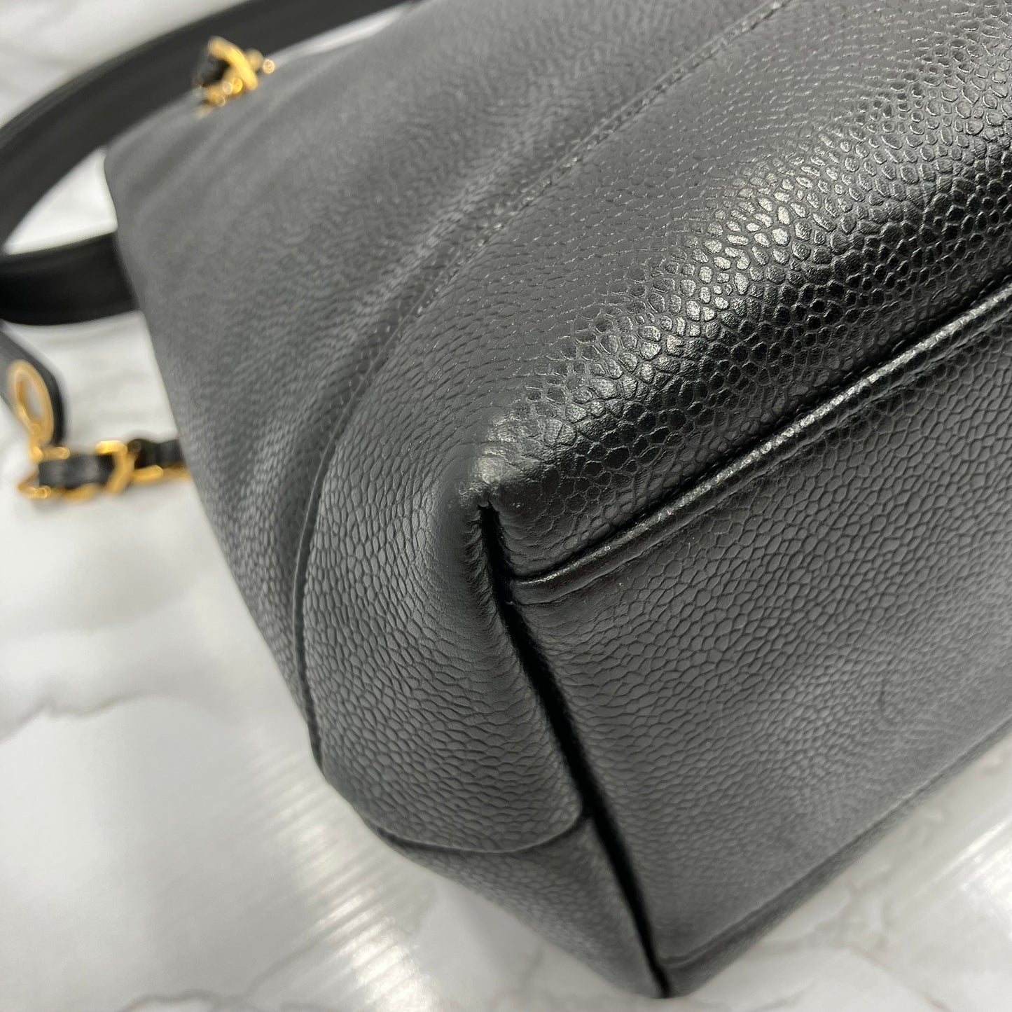 CHANEL chain tote caviar