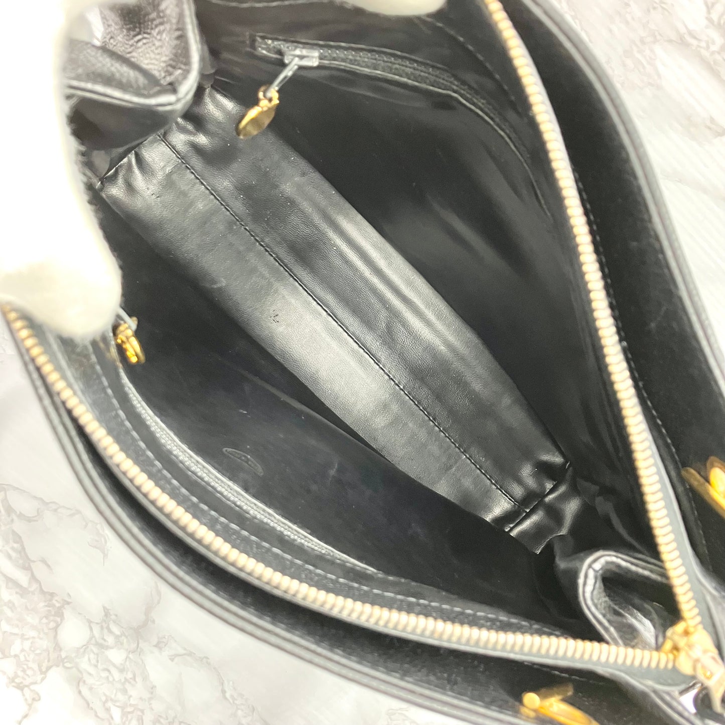 CHANEL chain tote caviar