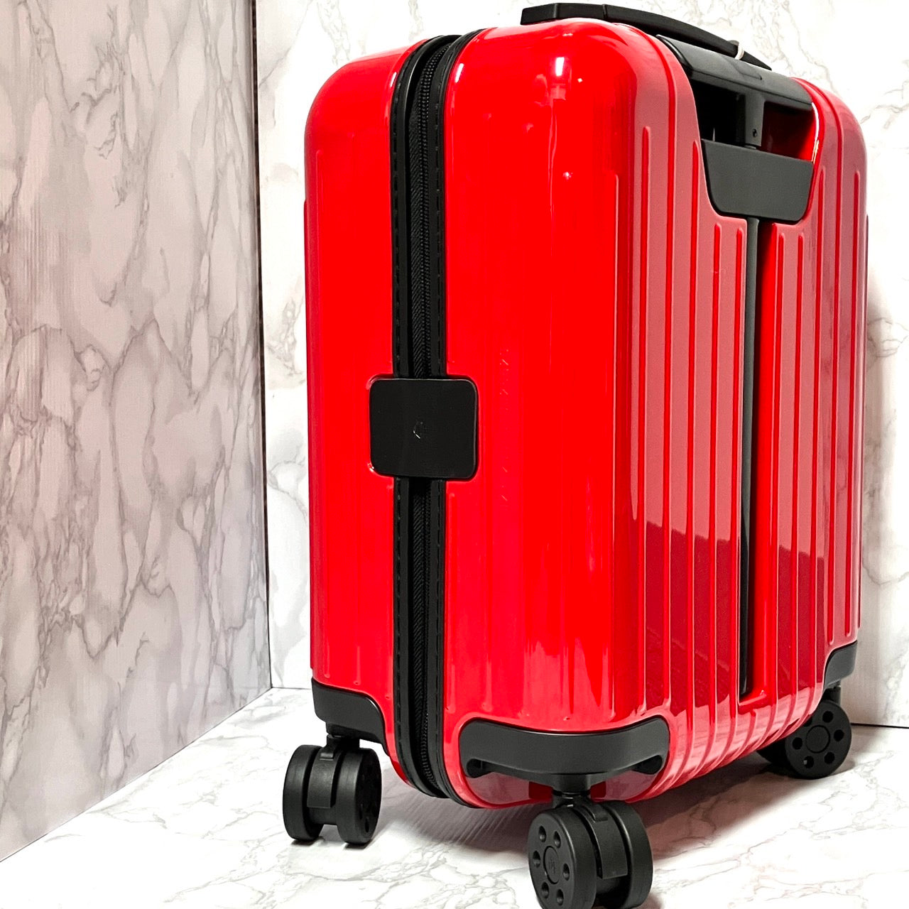 RIMOWA Essential Light