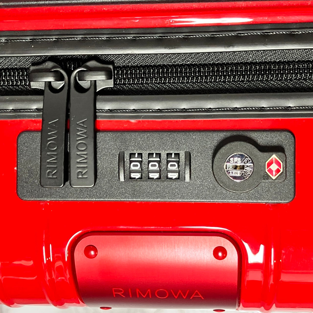 RIMOWA Essential Light