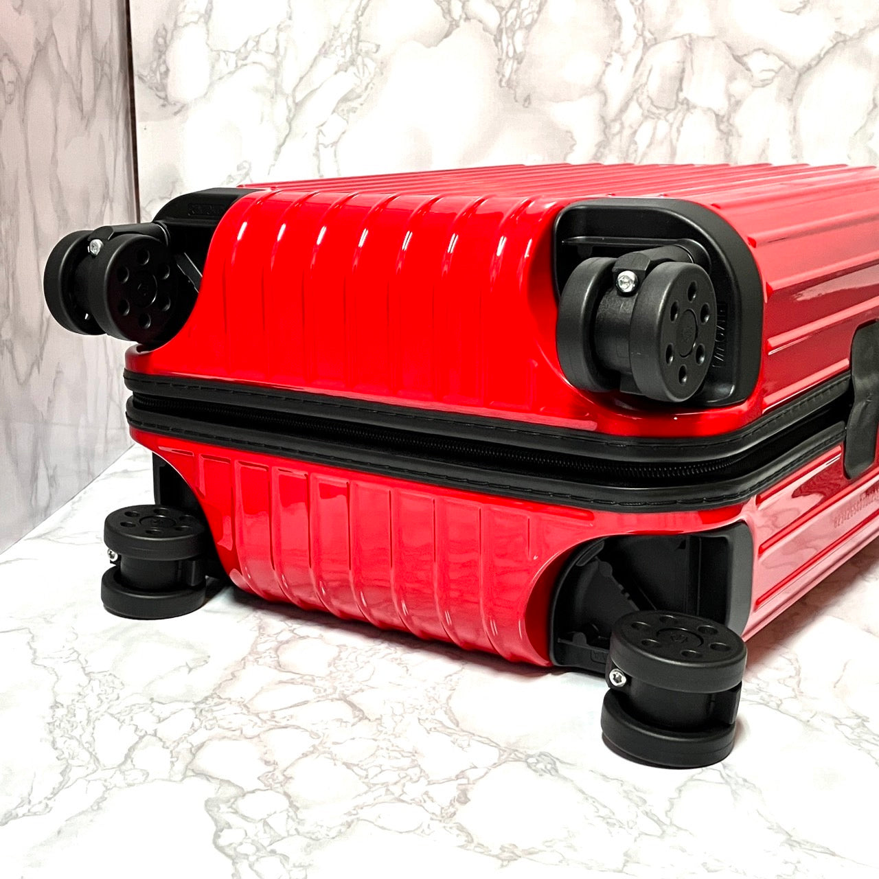 RIMOWA Essential Light