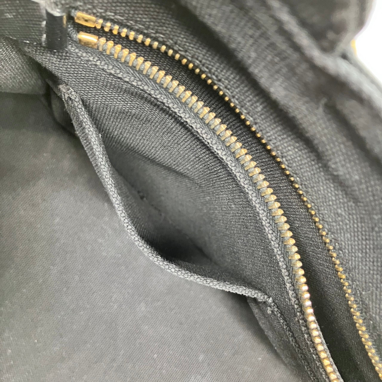 PRADA Studs Kanapa