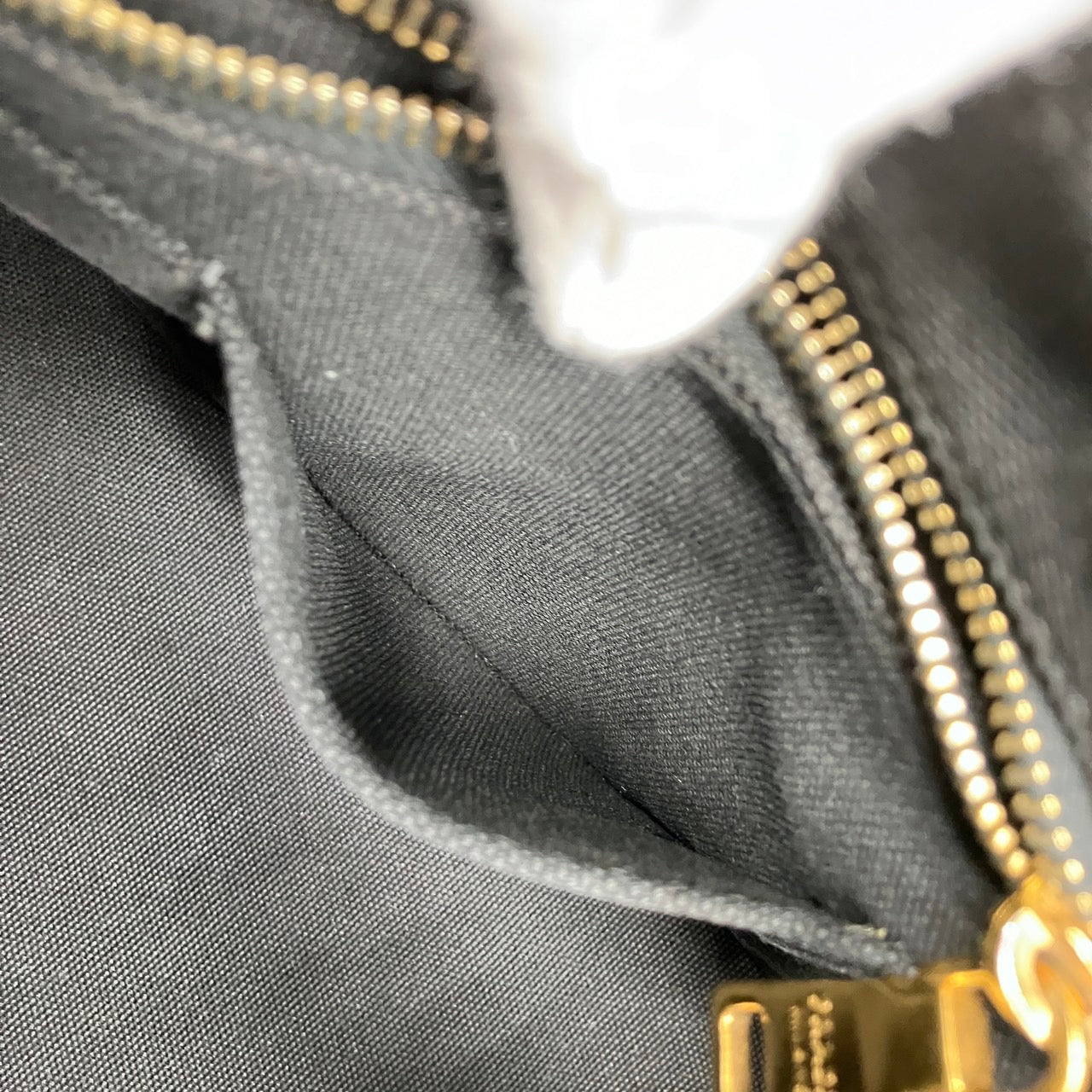 PRADA Studs Kanapa