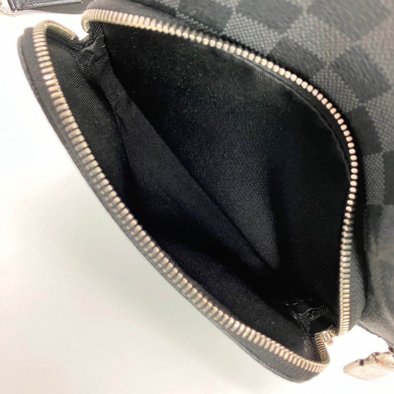 LOUIS VUITTON Avenue Sling