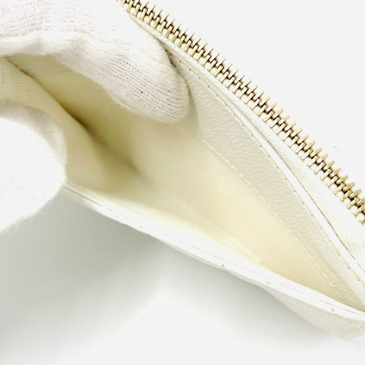 CHANEL Caviar Skin Fragment Coin Purse White