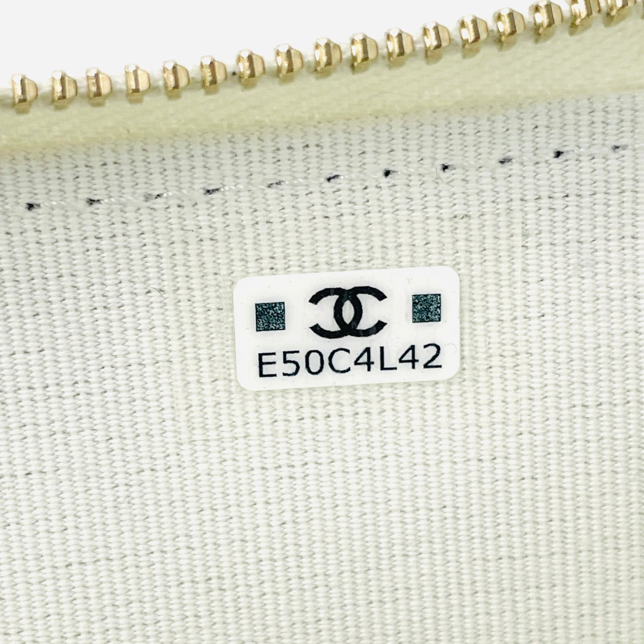 CHANEL Caviar Skin Fragment Coin Purse White