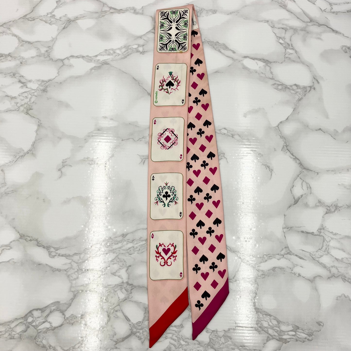 HERMES Twilly Jeu de Cartes Trump Heart Pattern Rose Nacre Fuchsia Rouge Silk Scarf