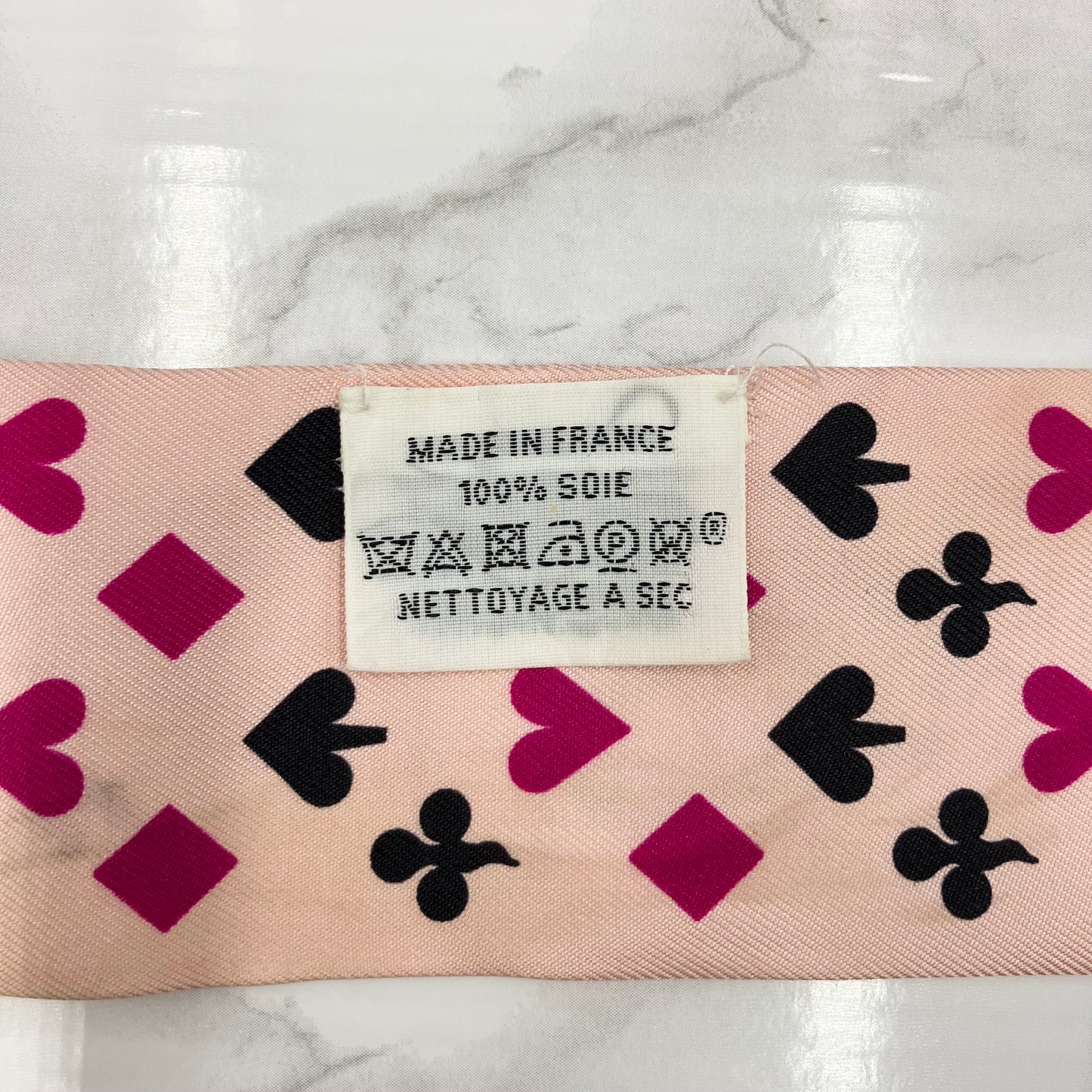 HERMES Twilly Jeu de Cartes Trump Heart Pattern Rose Nacre Fuchsia Rouge Silk Scarf