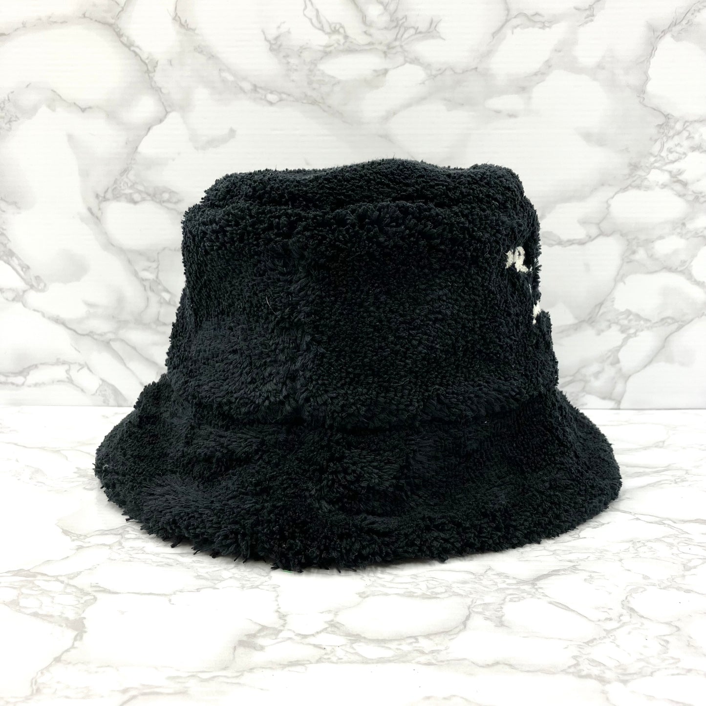 PRADA hat RFID