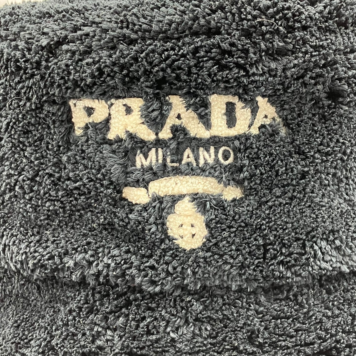 PRADA hat RFID