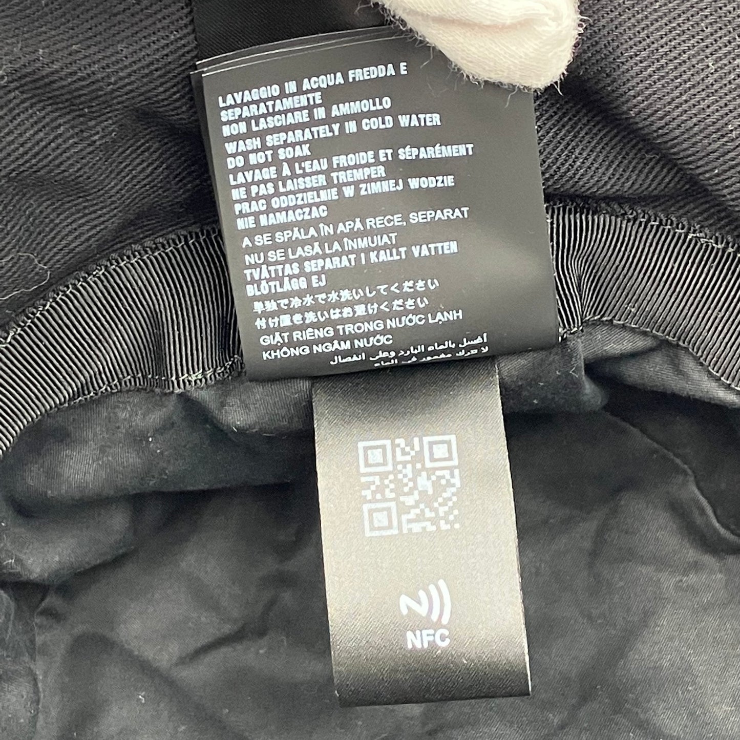 PRADA hat RFID