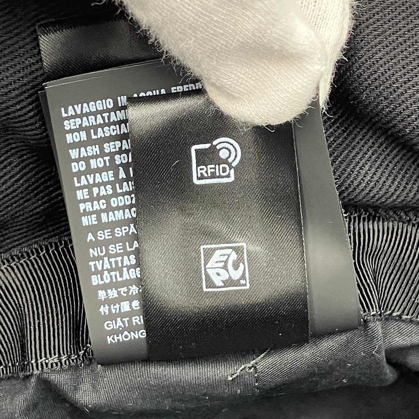 PRADA hat RFID