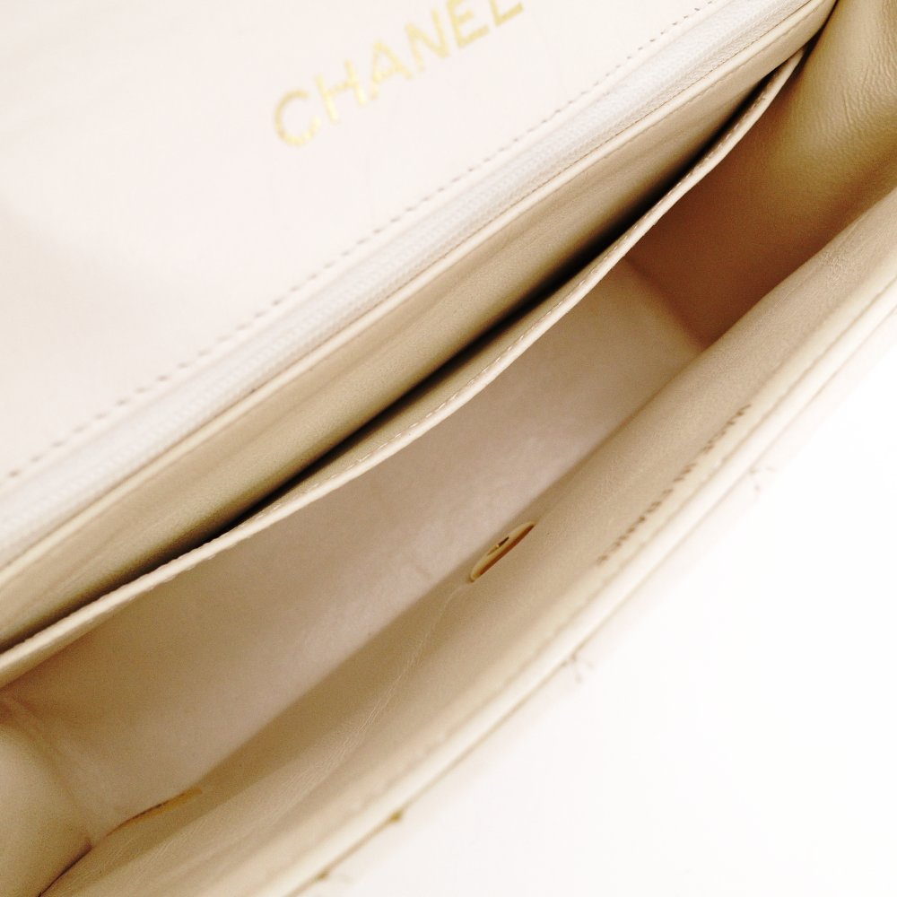 CHANEL Matelassé Lambskin Chain Shoulder Bag White Leather Crossbody Gold Hardware R801739