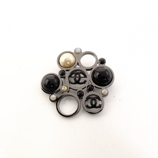 CHANEL Coco Mark Brooch with Faux Pearls, Gripois, Black × Gunmetal CC Mark, with Comets, 7-8-500