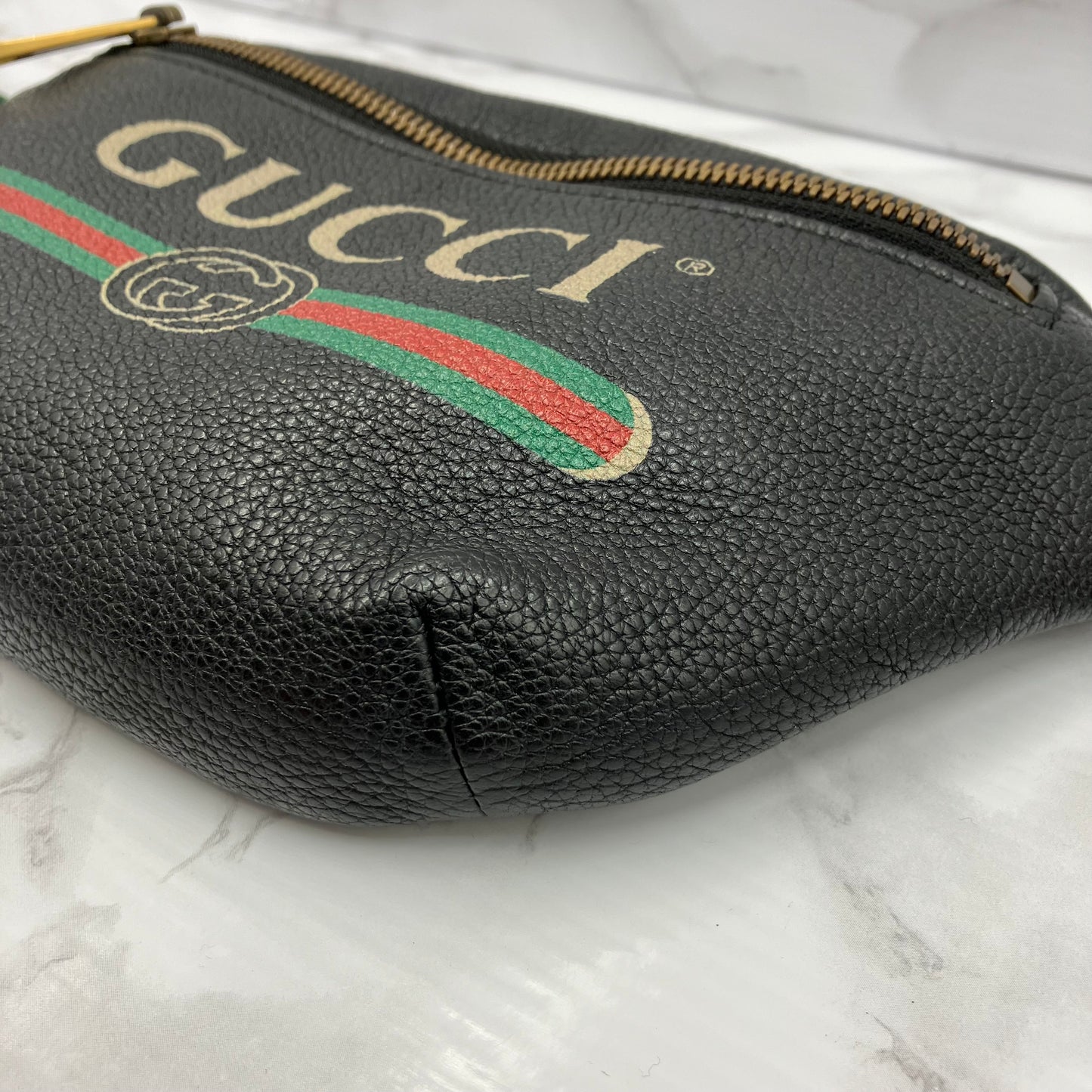 GUCCI Logo print body bag sherry line