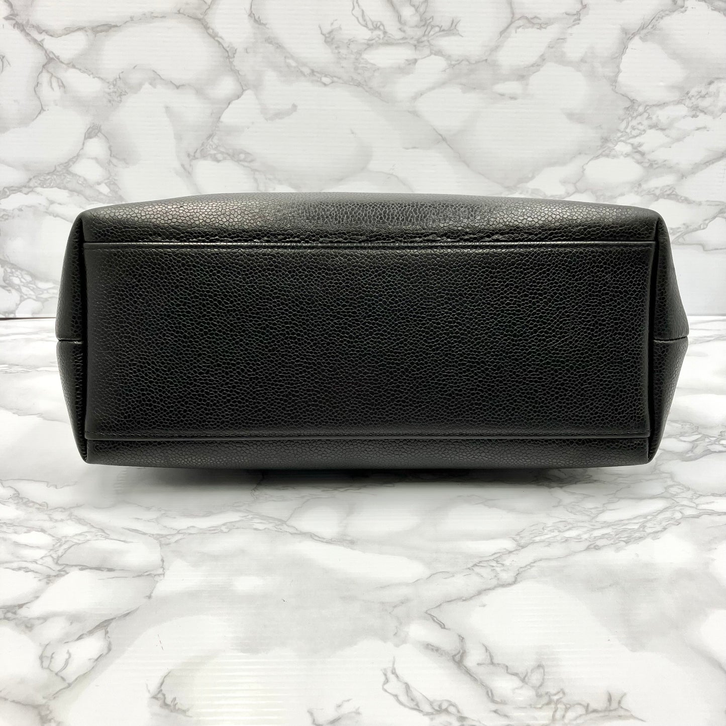 CHANEL chain tote caviar