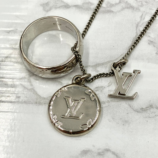 LOUIS VUITTON ring necklace