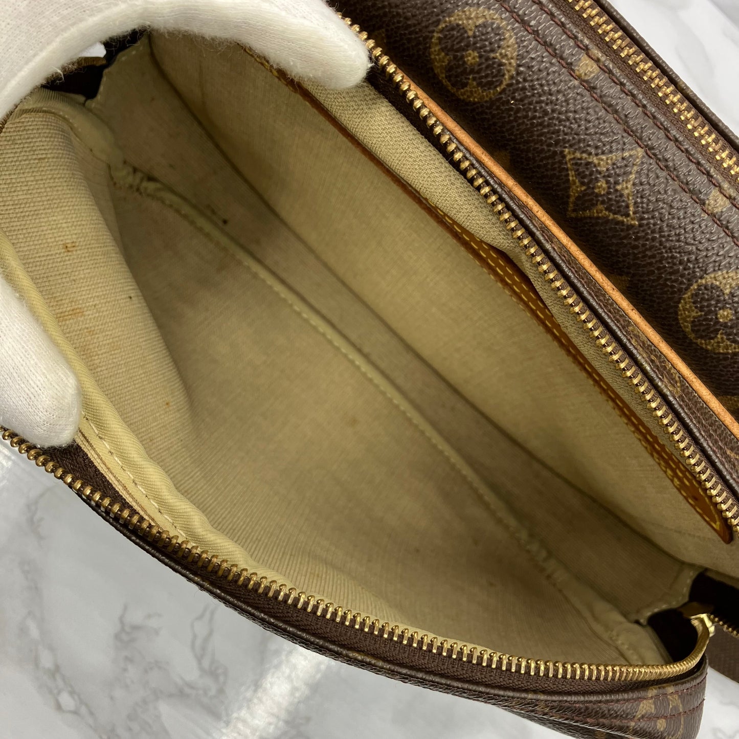 LOUIS VUITTON Monogram Reporter
