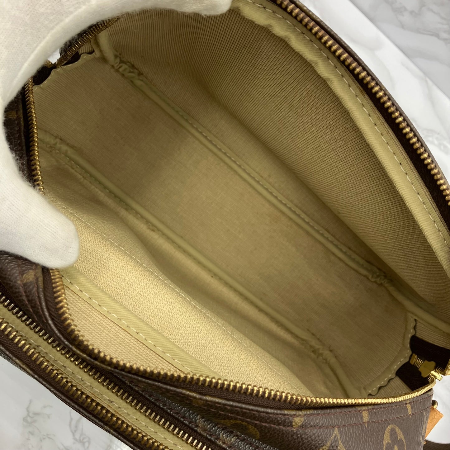 LOUIS VUITTON Monogram Reporter