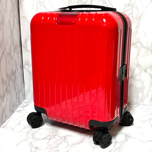 RIMOWA Essential Light