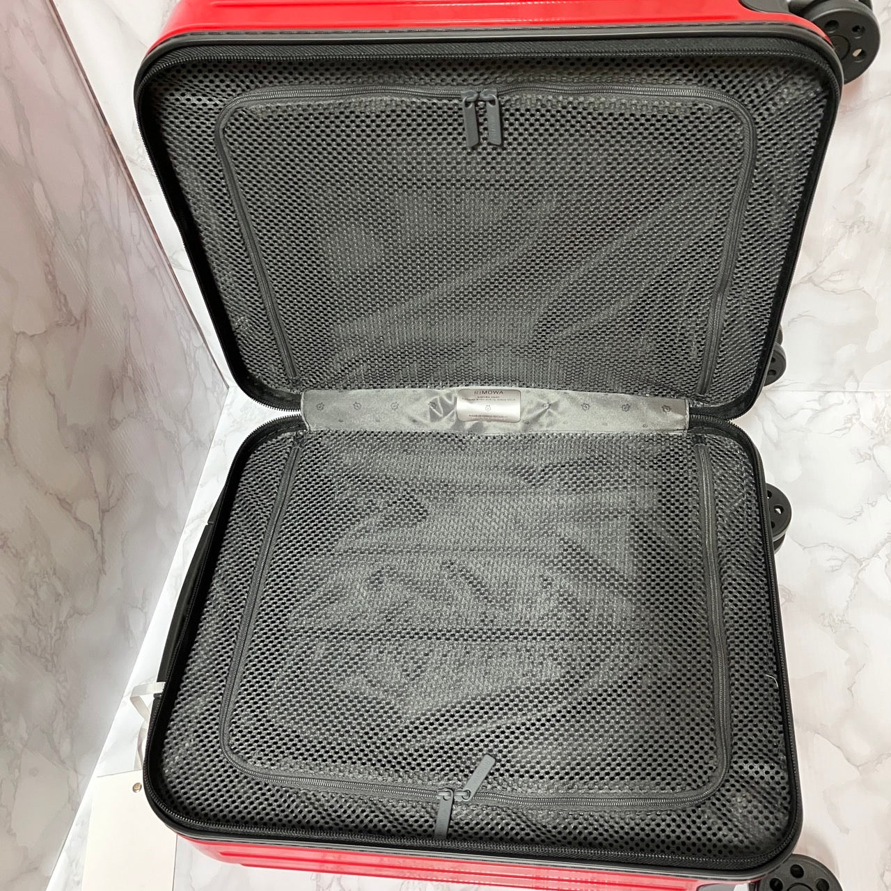 RIMOWA Essential Light