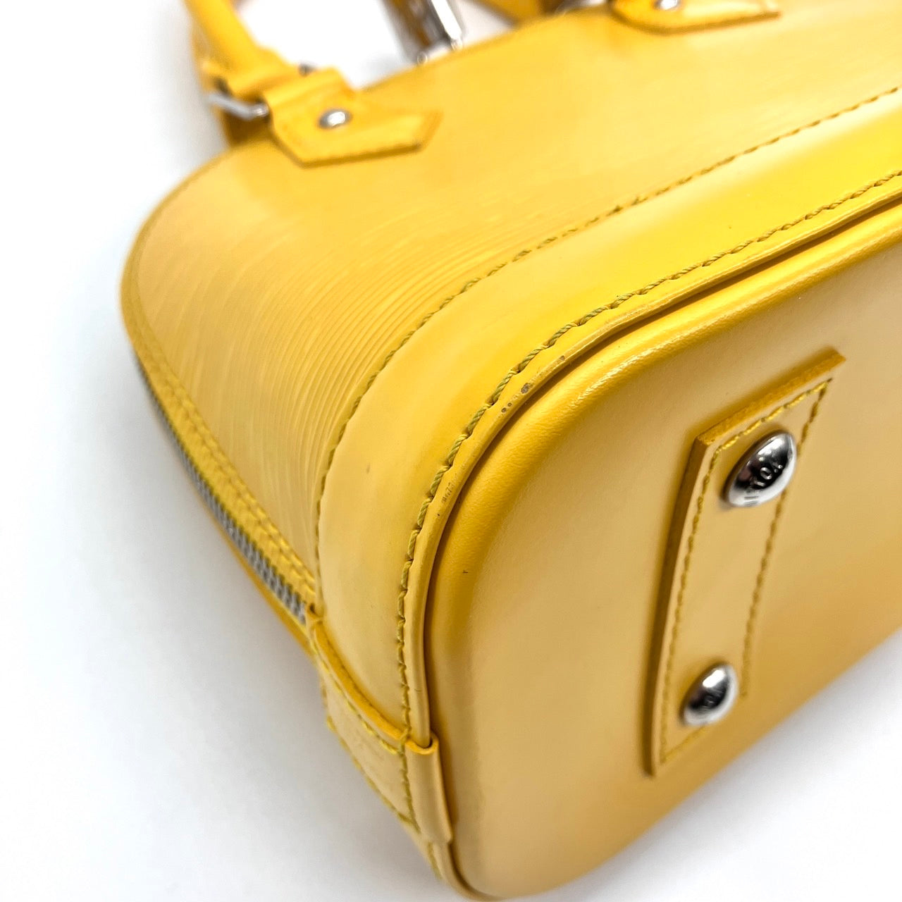 LOUIS VUITTON Epi alma BB