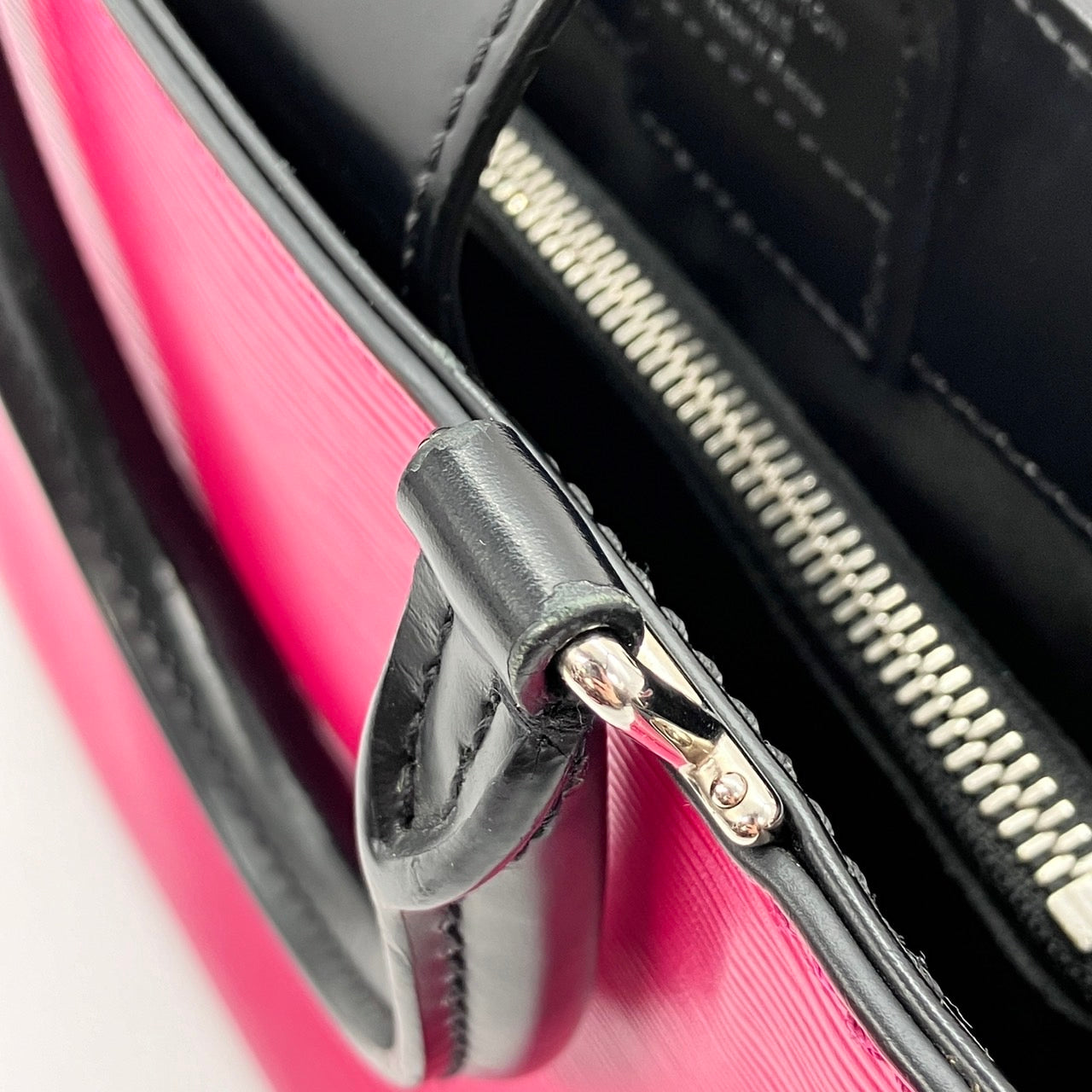 LOUIS VUITTON Epi Kleber PM