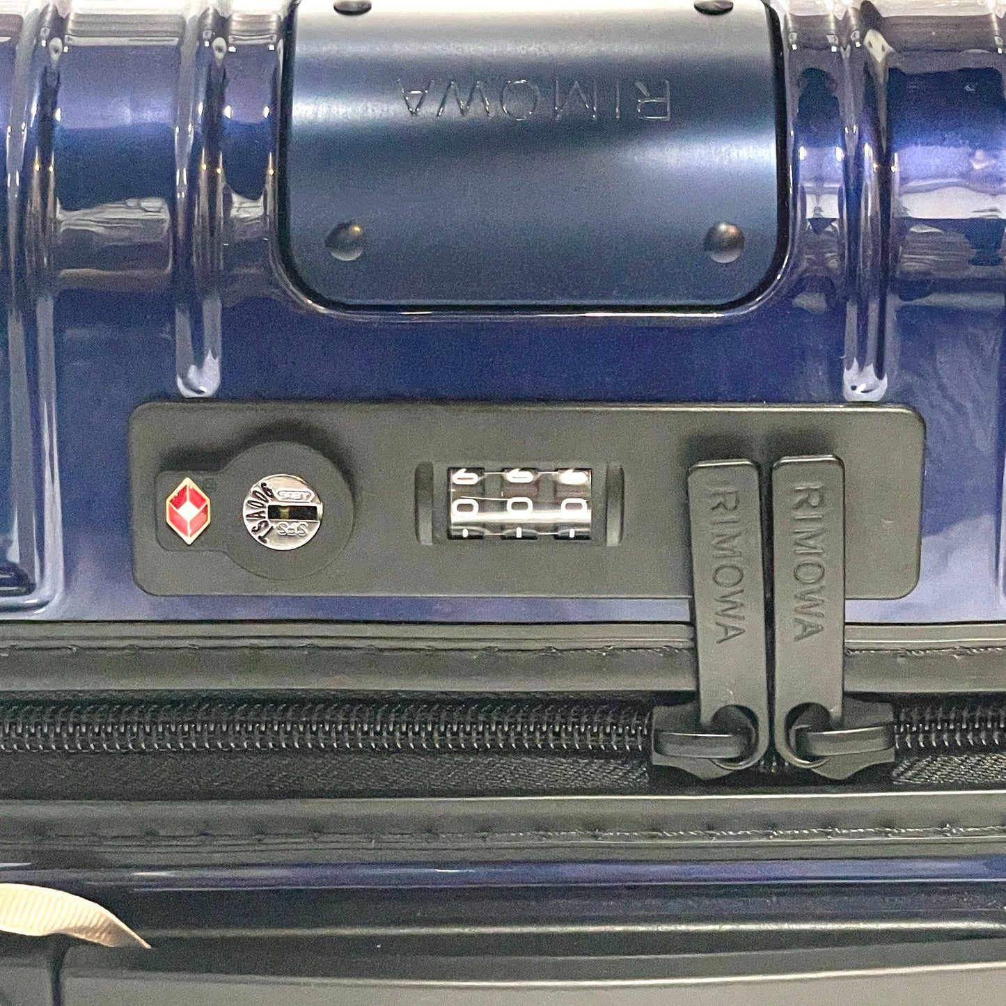 RIMOWA Essential Lite carry on