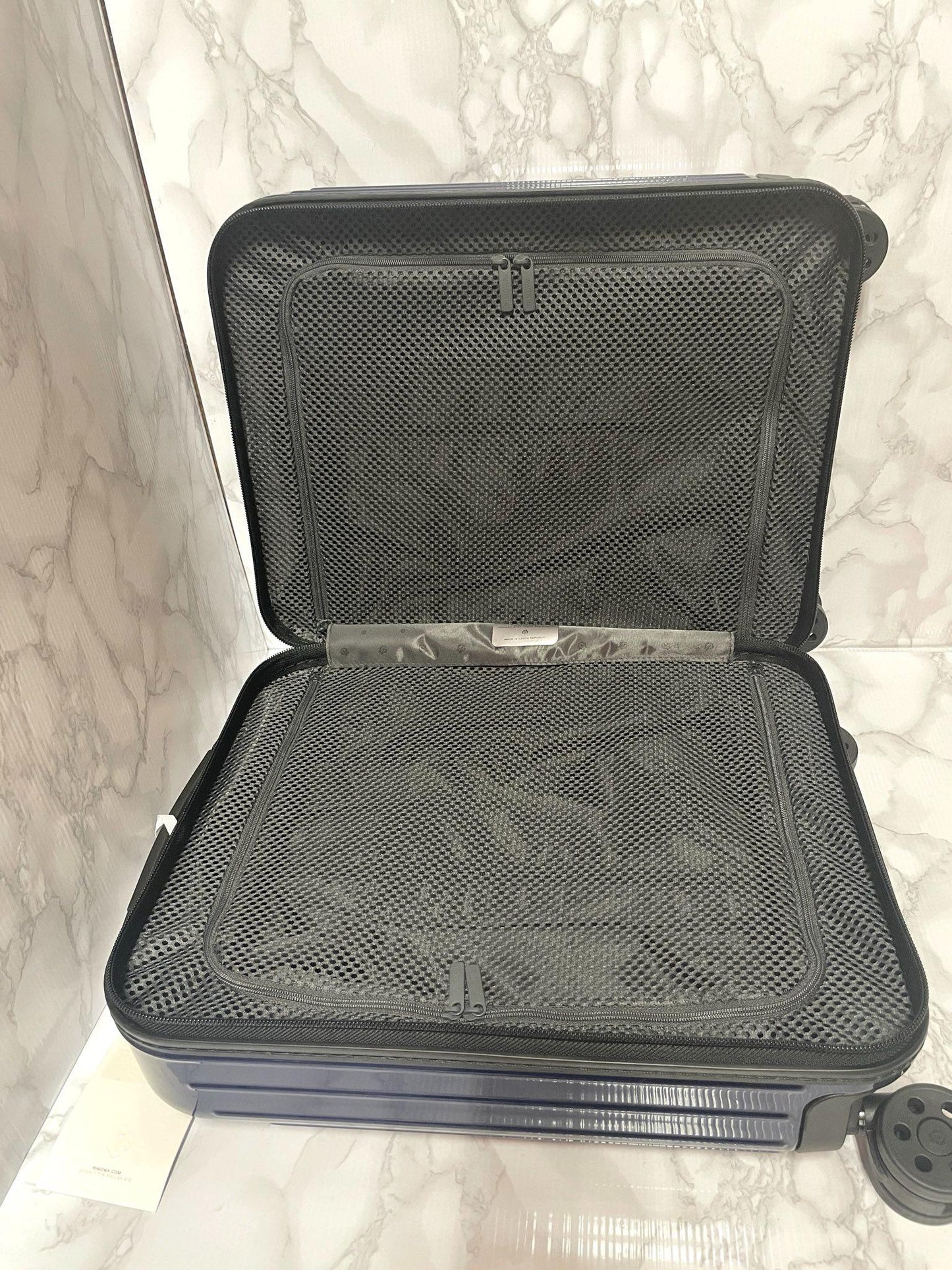 RIMOWA Essential Lite carry on