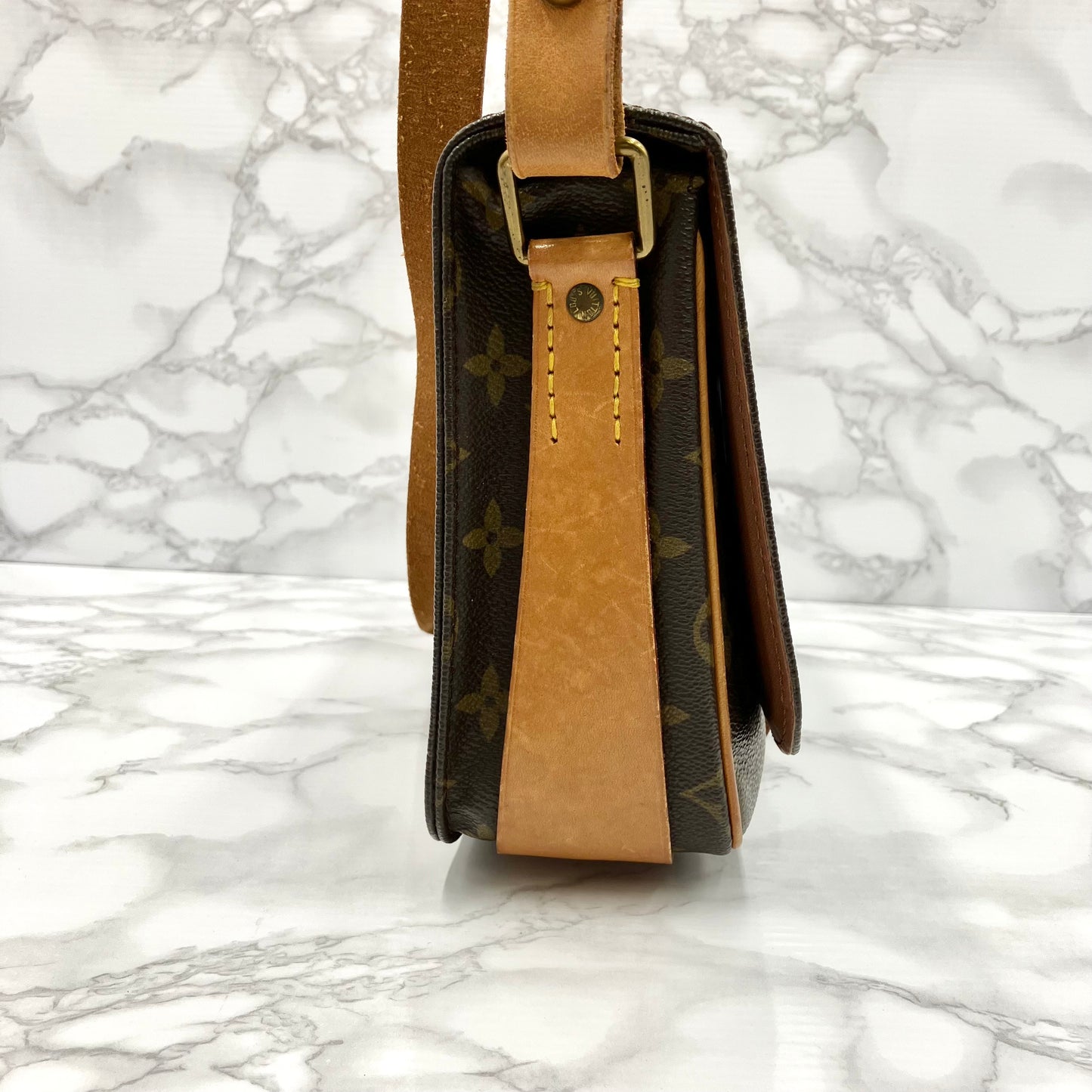 LOUIS VUITTON Monogram carte chele