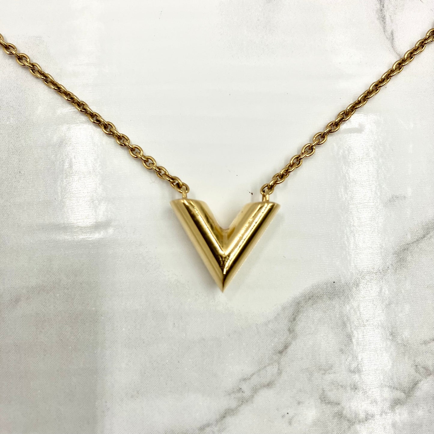 LOUIS VUITTON Escential V necklace