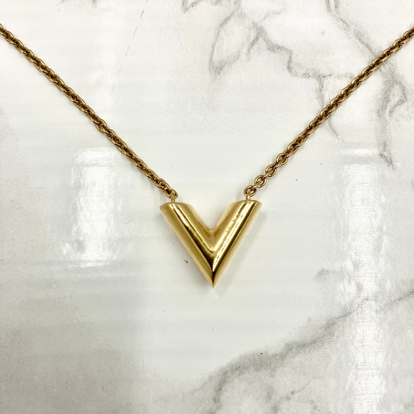 LOUIS VUITTON Escential V necklace