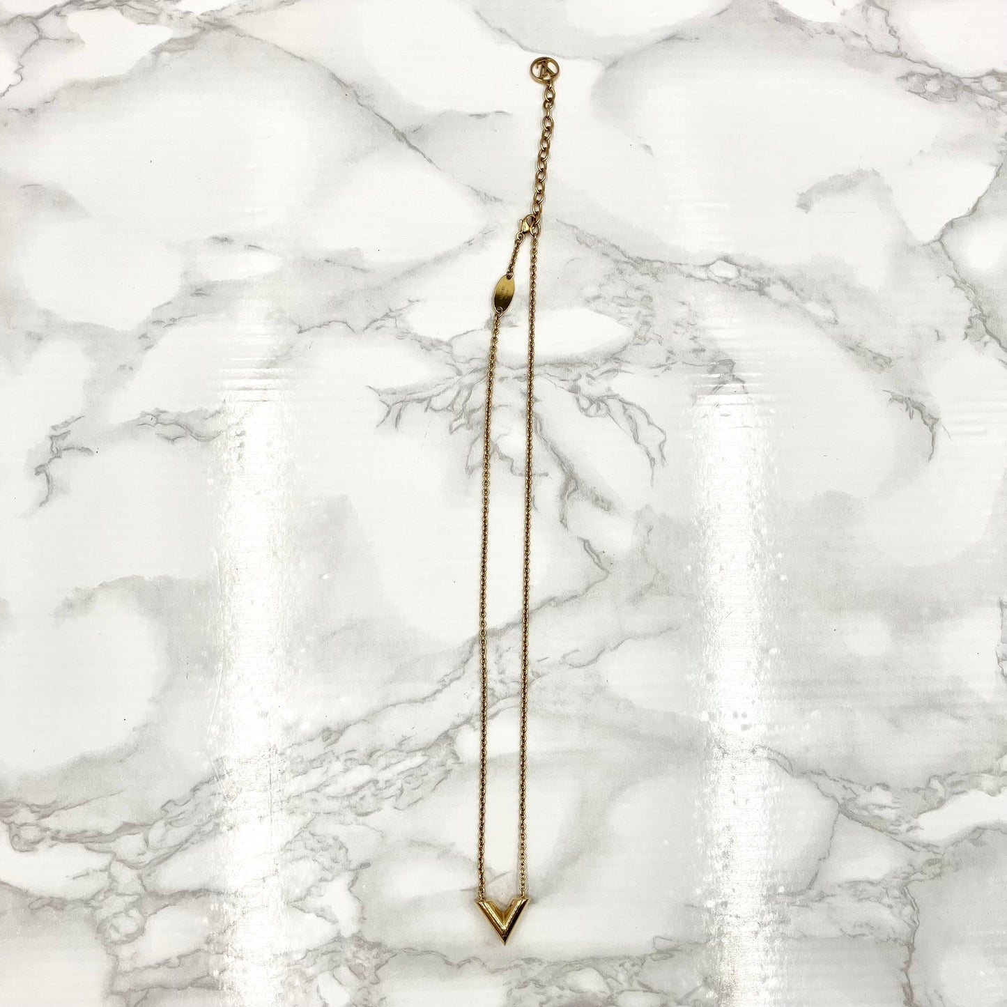 LOUIS VUITTON Escential V necklace