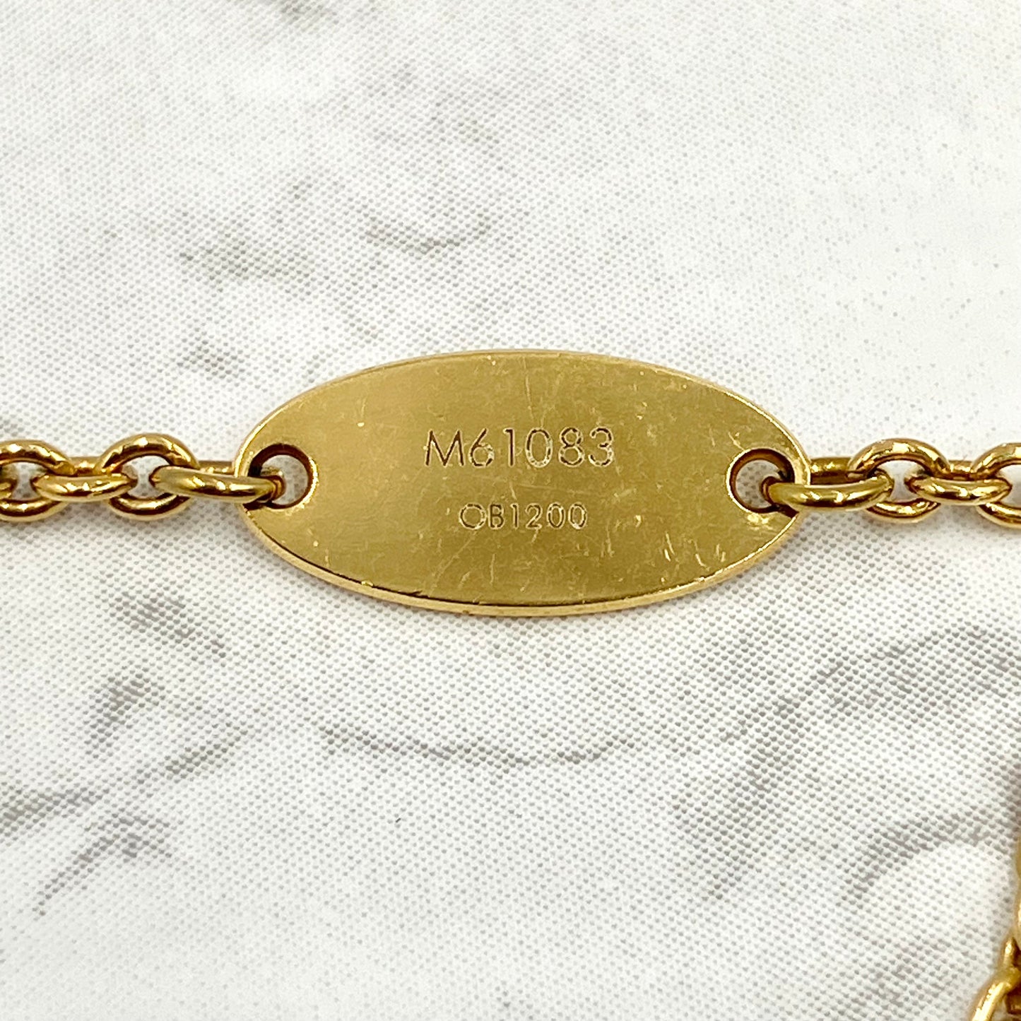 LOUIS VUITTON Escential V necklace