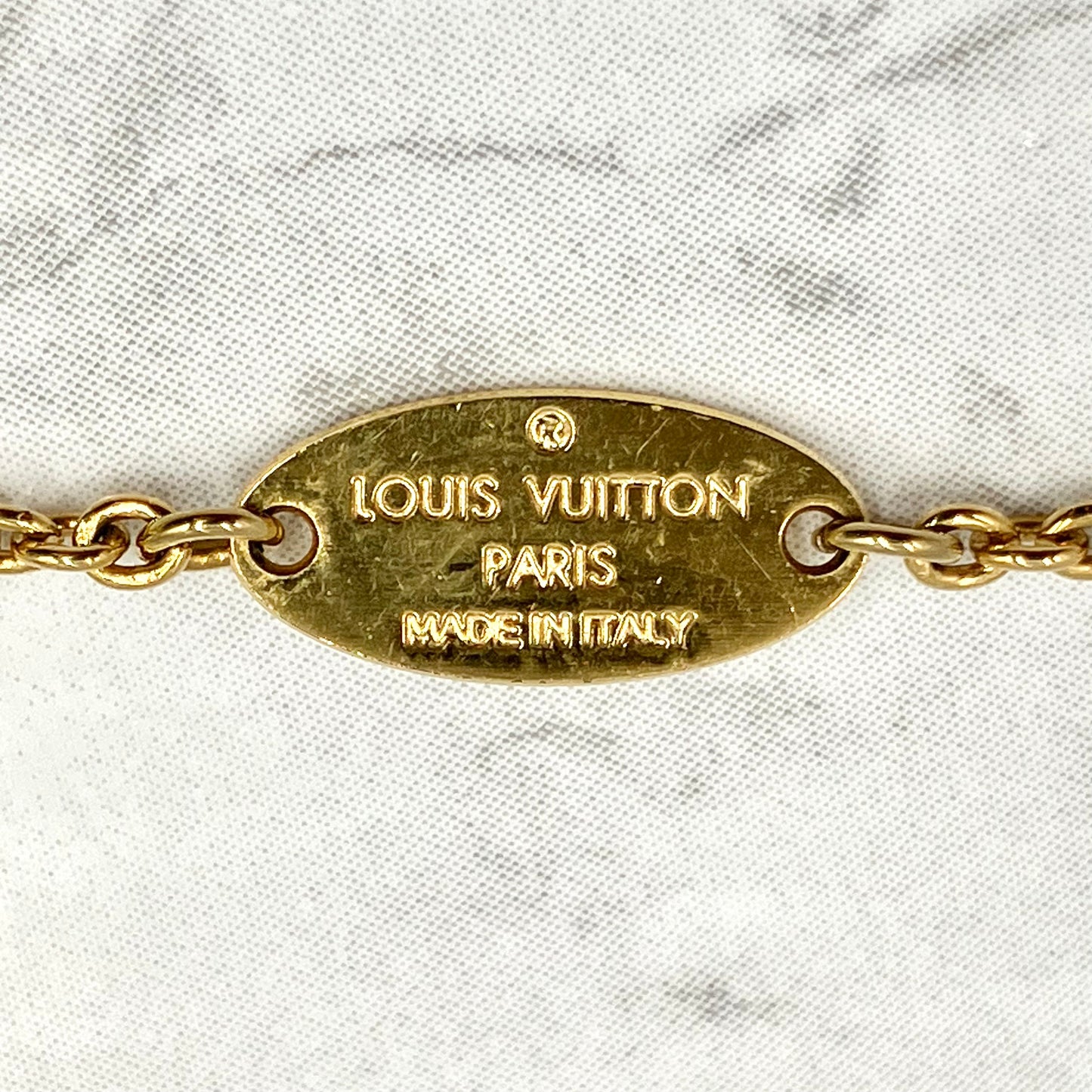 LOUIS VUITTON Escential V necklace