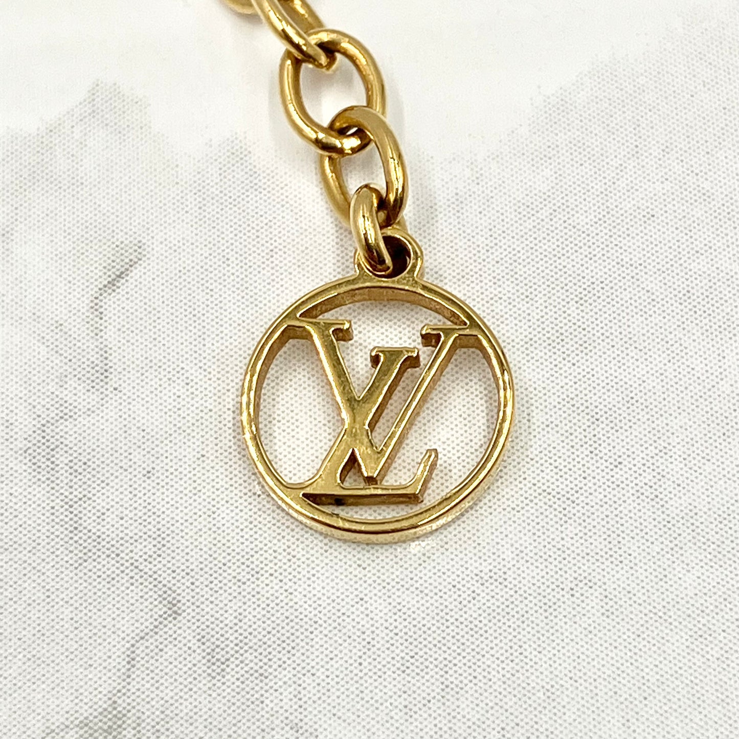 LOUIS VUITTON Escential V necklace