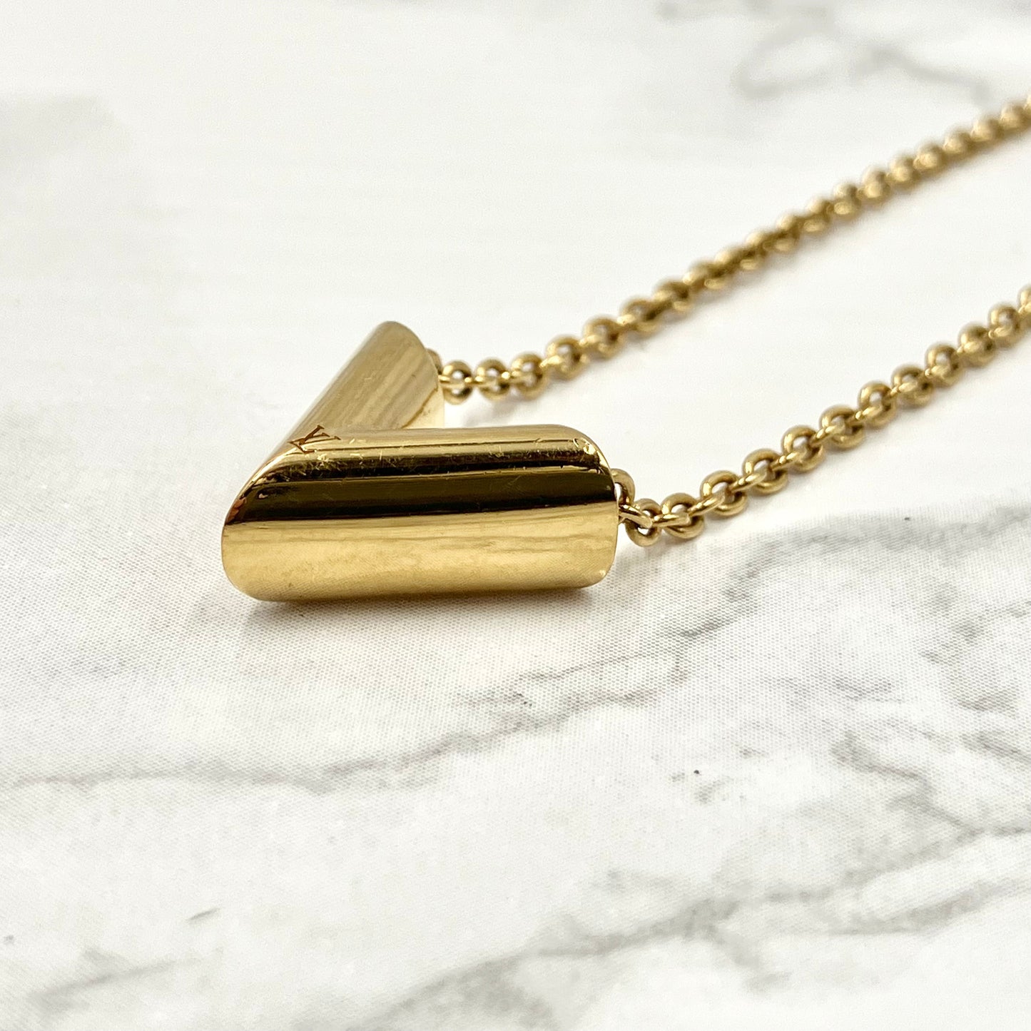 LOUIS VUITTON Escential V necklace