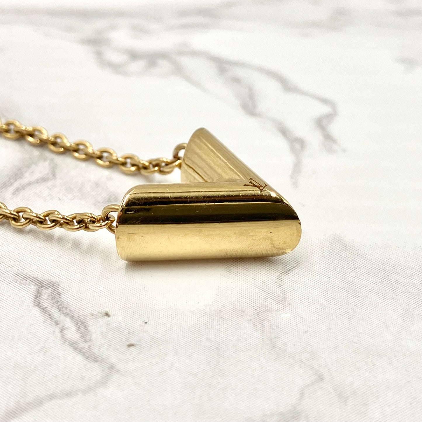 LOUIS VUITTON Escential V necklace