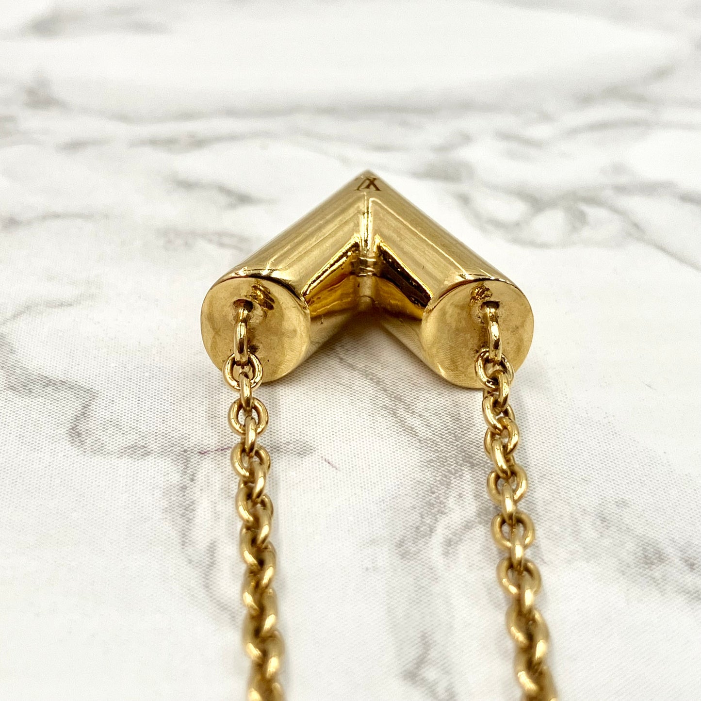 LOUIS VUITTON Escential V necklace