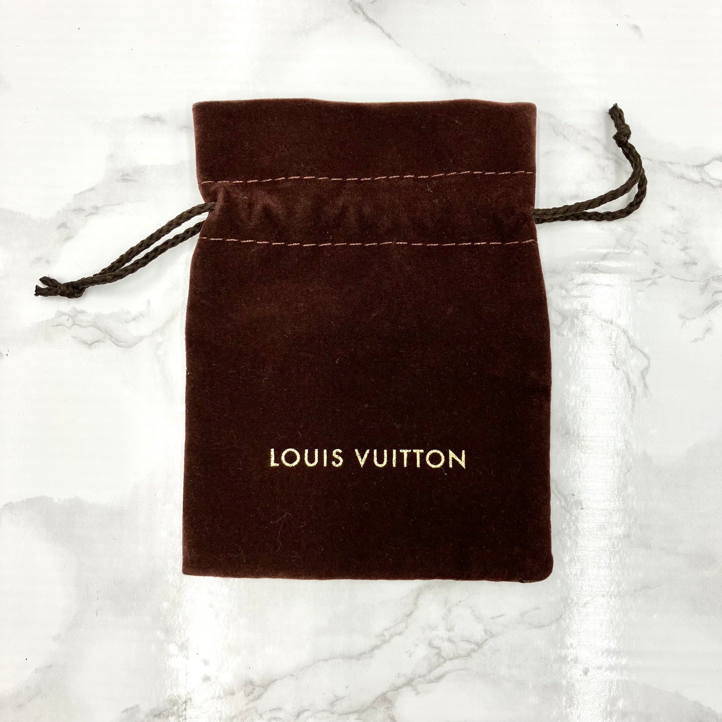 LOUIS VUITTON Escential V necklace