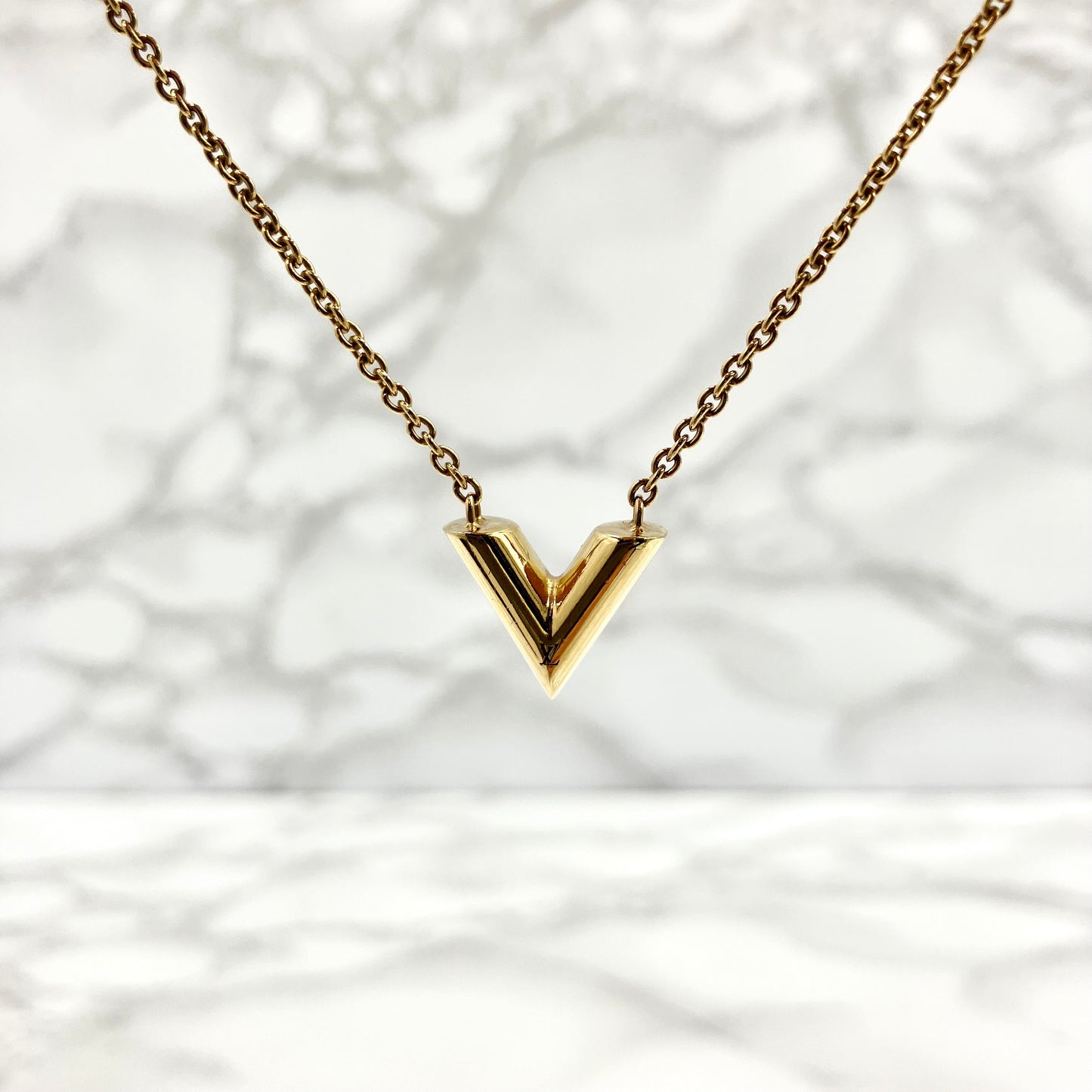 LOUIS VUITTON Escential V necklace